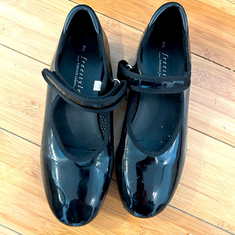 BLACK PATENTED LEATHER TAP SHOES